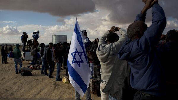 African migrants protest outside Holot detention center against the detention center near Ktsiot the Negev Desert in southern Israel, Monday, Feb. 17, 2014 - Sputnik International