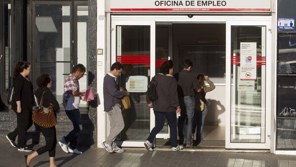 People queue outside an unemployment registry office in Madrid. (File) - Sputnik International