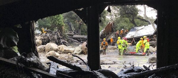 In this photo provided by Santa Barbara County Fire Department, firefighters respond to mud and debris flow due to heavy rain in Montecito. - Sputnik International