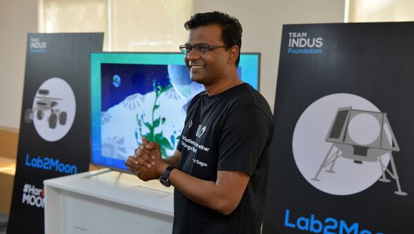 Co-founder of TeamIndus, Rahul Narayan interacts with young contestants from different countries participating in the Lab2Moon competition organised by the TeamIndus Foundation in Bangalore - Sputnik International