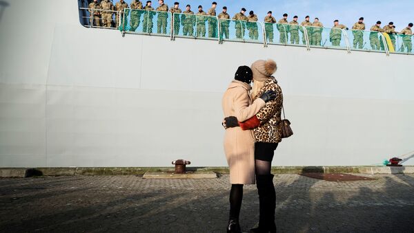 Relatives wave goodbye to soldiers aboard the Danish Warship Esbern Snare which leaves for Estonia from Korsoer naval base, carrying infantry fighting vehicles in Denmark January 9, 2018 - Sputnik International