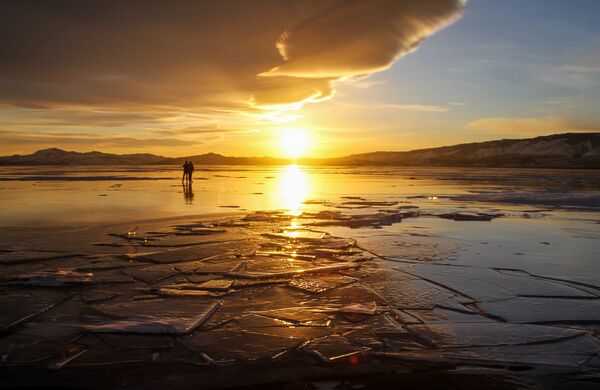 Baikal in Winter: Pure Beauty of a Frozen Lake - Sputnik International