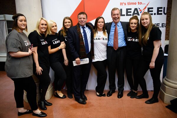British businessman Arron Banks (C) and UKIP leader Nigel Farage (3R) pose with volunteers after a press briefing by the Leave.EU campaign group in central London on November 18, 2015 British businessman Arron Banks (C) and UKIP leader Nigel Farage (3R) pose with volunteers after a press briefing by the Leave.EU campaign group in central London on November 18, 2015 - Sputnik International