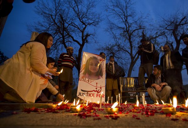 People lights candles during a memorial for Zainab Ansari, an 8-year-old girl who was kidnapped, raped and killed last week in Kasur in Islamabad, Pakistan - Sputnik International