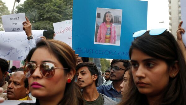 People hold signs to condemn the rape and killing of a 7-year-old girl Zainab Ansari in Kasur, during a protest in Karachi, Pakistan - Sputnik International