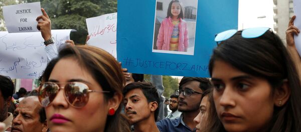 People hold signs to condemn the rape and killing of a 7-year-old girl Zainab Ansari in Kasur, during a protest in Karachi, Pakistan People hold signs to condemn the rape and killing of a 7-year-old girl Zainab Ansari in Kasur, during a protest in Karachi, Pakistan - Sputnik International
