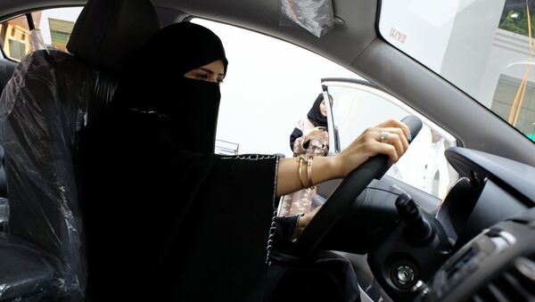 A Saudi woman checks a car at the first automotive showroom solely dedicated for women in Jeddah, Saudi Arabia January 11, 2018 - Sputnik International