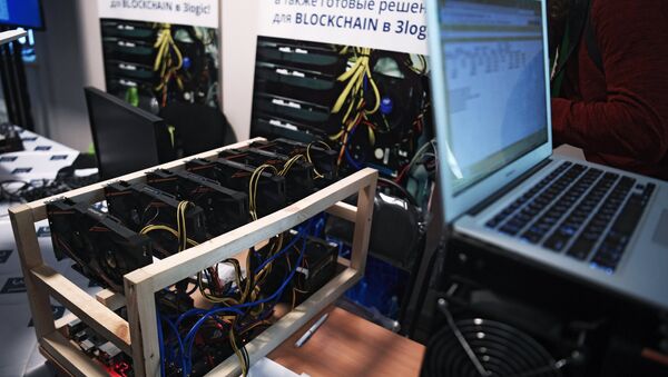 Bitcoin mining farm at the 3logic stand at the Russian Blockchain Week 2017 conference in Moscow - Sputnik International