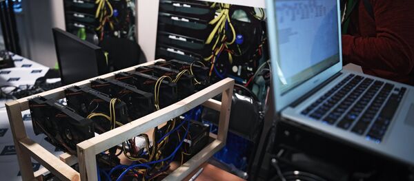Bitcoin mining farm at the 3logic stand at the Russian Blockchain Week 2017 conference in Moscow - Sputnik International