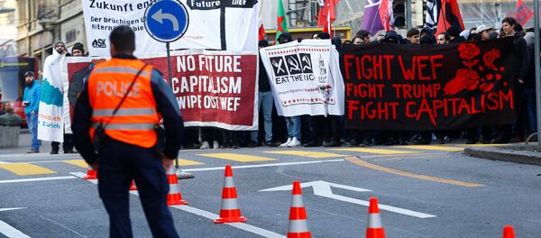 Swiss police and protesters are seen during an anti-WEF and anti-U.S. President Donald Trump demonstration, ahead of Trump's visit to the World Economic Forum (WEF), in Bern, Switzerland, January 13, 2018. - Sputnik International