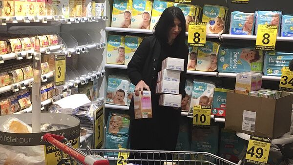 Pharmacist Deborah Cohen removes boxes of baby mils in Paris, Thursday, Dec. 21, 2017 - Sputnik International