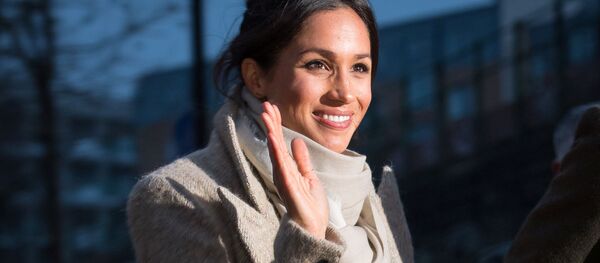 Meghan Markle waves to well wishers after visiting radio station Reprezent FM, with her fiancee Britain's Prince Harry, in Brixton, London January 9, 2018 - Sputnik International