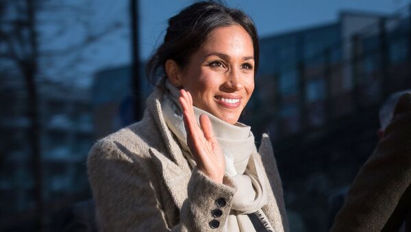 Meghan Markle waves to well wishers after visiting radio station Reprezent FM, with her fiancee Britain's Prince Harry, in Brixton, London January 9, 2018 - Sputnik International