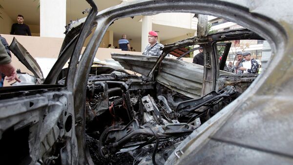 Lebanese policemen are seen next to a damaged car in Sidon, southern Lebanon, January 14, 2018. - Sputnik International