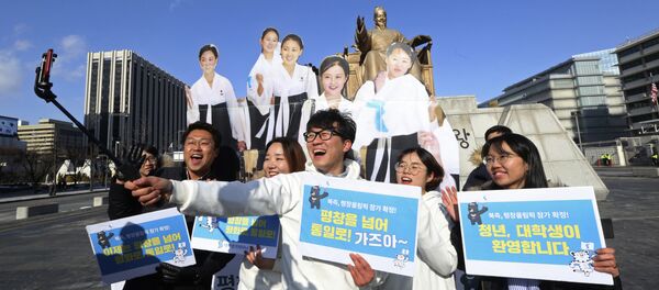 College students take a selfie with cutouts of North Korean cheerleaders during a rally to welcome the outcome of a meeting between South and North Korea, in Seoul, South Korea, Wednesday, Jan. 10, 2018 College students take a selfie with cutouts of North Korean cheerleaders during a rally to welcome the outcome of a meeting between South and North Korea, in Seoul, South Korea, Wednesday, Jan. 10, 2018 - Sputnik International