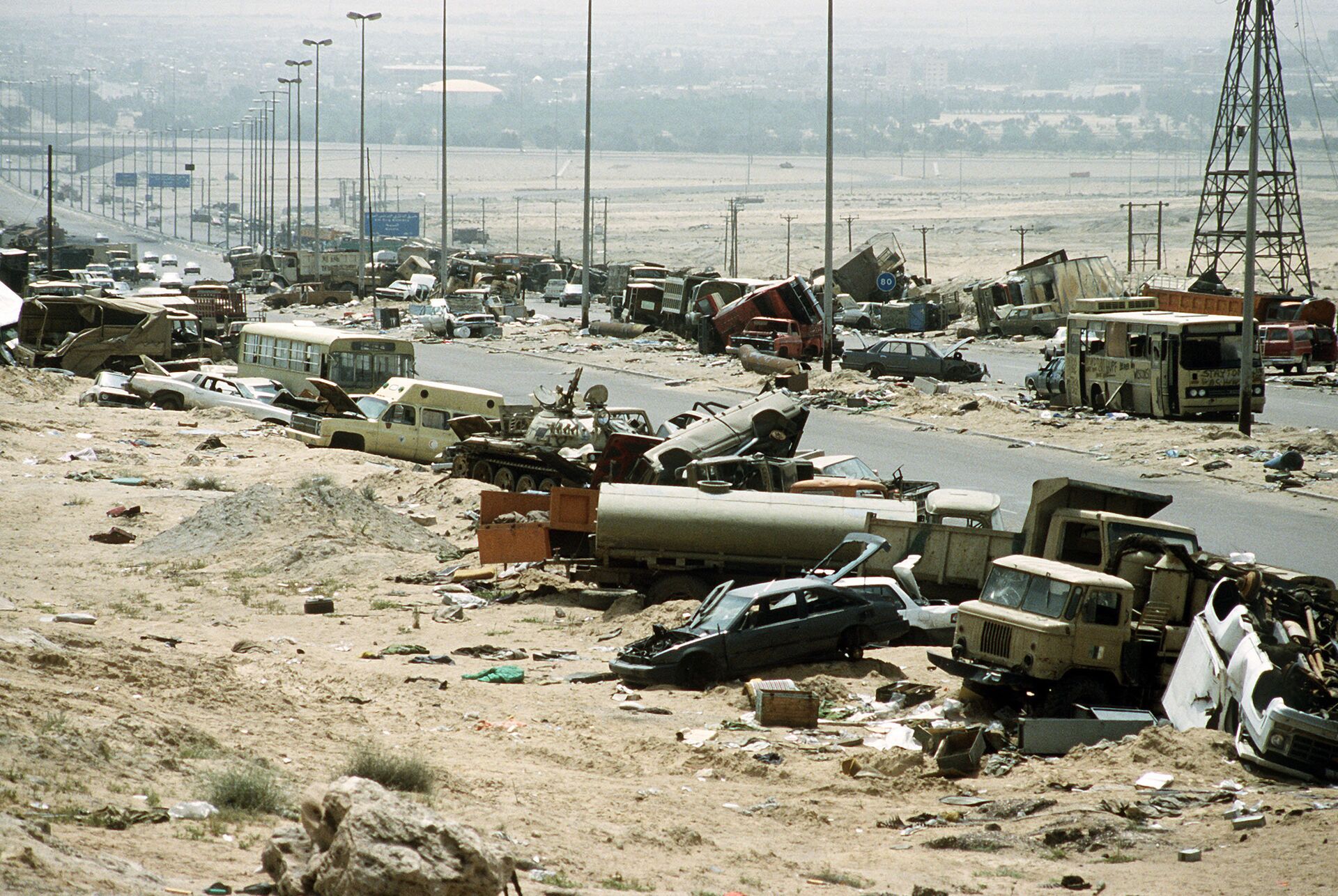 Demolished vehicles line Highway 80, also known as the Highway of Death, the route fleeing Iraqi forces took as they retreated fom Kuwait during Operation Desert Storm - Sputnik International, 1920, 05.04.2022