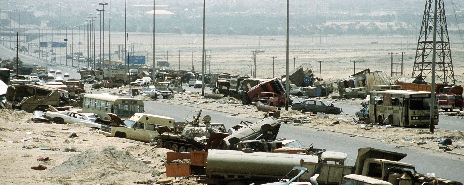Demolished vehicles line Highway 80, also known as the Highway of Death, the route fleeing Iraqi forces took as they retreated fom Kuwait during Operation Desert Storm. - Sputnik International, 1920, 15.12.2020