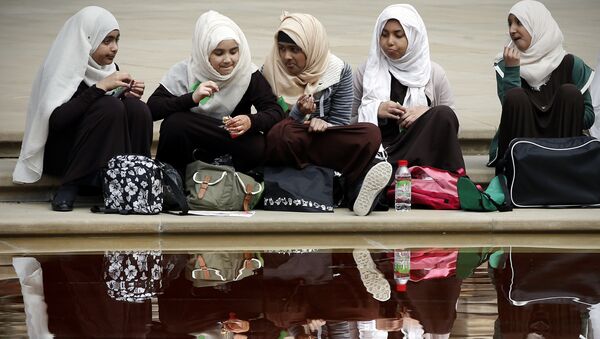 Young girls eat their lunch beside a pond at the V&A Museum in London on April 2, 2014 - Sputnik International