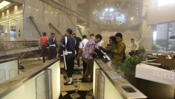 An injured man is carried out of the Jakarta Stock Exchange tower after a floor collapse in Jakarta, Indonesia, Monday, Jan. 15, 2018 - Sputnik International