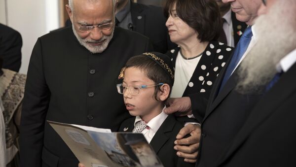 Indian Prime Minister Narendra Modi, left, with Israeli Prime Minister Benjamin Netanyahu, second right, meet with with Moshe Holtzberg, center, an Israeli boy, whose parents were killed in the Nov. 26, 2008 terrorist attack on the Mumbai Chabad House, at the King David Hotel in Jerusalem - Sputnik International