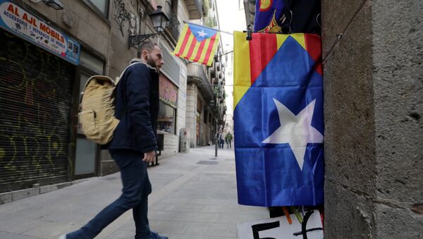 Catalan Estelada flags fly along with tourist merchandise at a shop in Barcelona, December 22, 2017 - Sputnik International