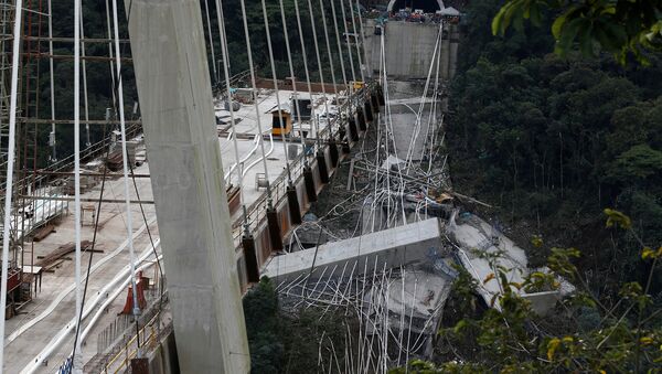 View of a bridge under construction that collapsed leaving dead and injured workers in Chirajara near Bogota, Colombia January 15, 2018. - Sputnik International
