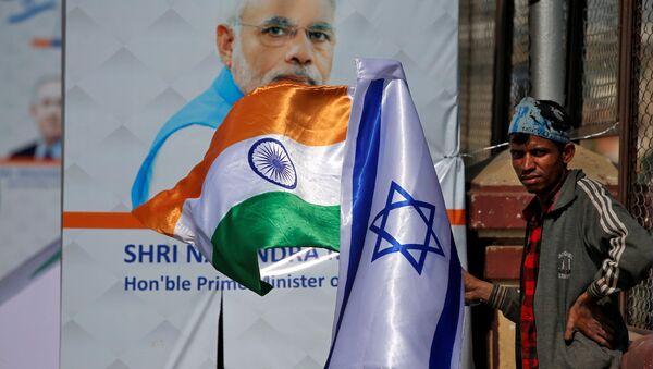 A man holds flags of India and Israel before installing them on a lamp post ahead of the visit of Israeli Prime Minister Benjamin Netanyahu in Ahmedabad, India January 15, 2018 - Sputnik International