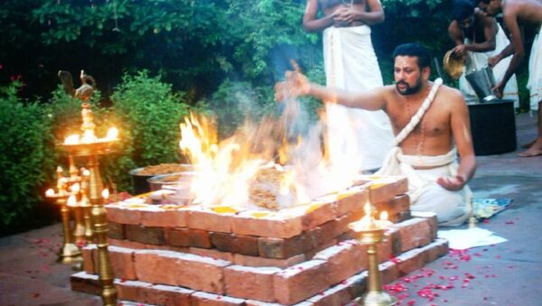 Yajurveda text describes formula and mantras to be uttered during sacrificial fire (yajna) rituals, shown - Sputnik International