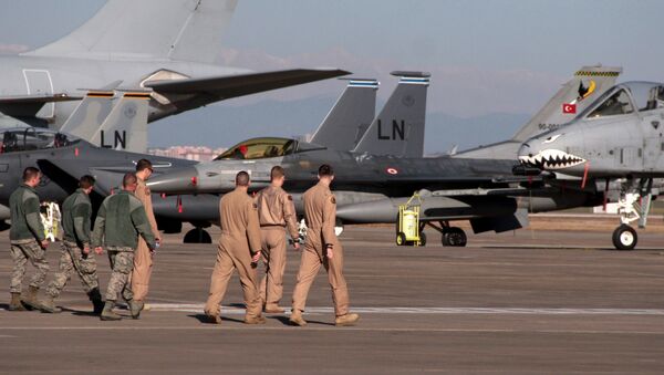 U. S. Air Force airmen walk toward fighter jets after Defense Secretary Ash Carter visited the Incirlik Air Base near Adana, Turkey (File) - Sputnik International