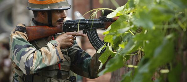 An Indian army soldier holds an AK-47 assault rifle. (File) - Sputnik International