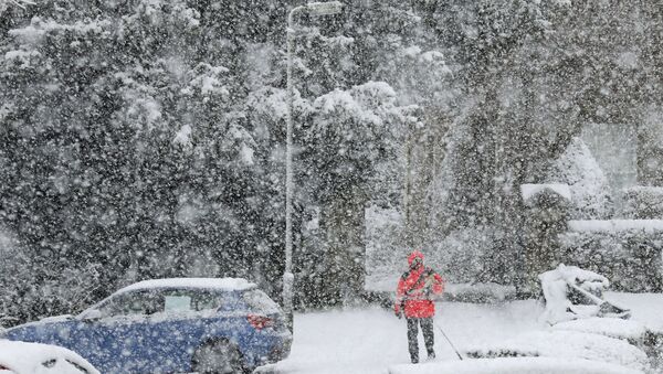 A postman delivers mail in snowy conditions in Braco in Perthshire, Scotland - Sputnik International