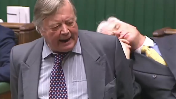 UK politician Desmond Swayne falls asleep during live broadcast of House of Commons debate - Sputnik International