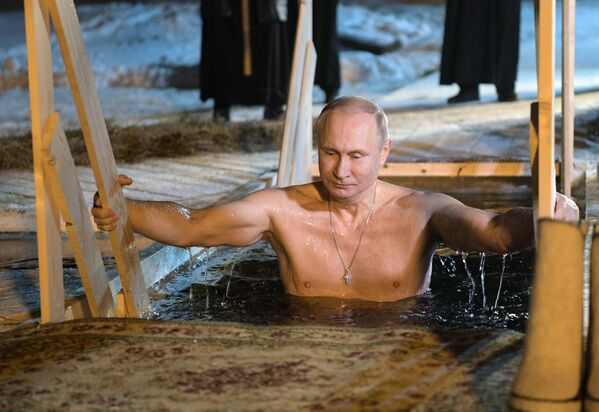 That's the Russian Spirit! People Dip in Icy Water Celebrating Orthodox Epiphany - Sputnik International