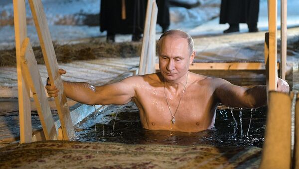The Russian President V. Putin has taken part in Epiphany bathings on the Lake Seliger - Sputnik International