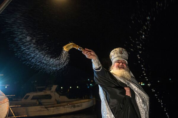 That's the Russian Spirit! People Dip in Icy Water Celebrating Orthodox Epiphany - Sputnik International