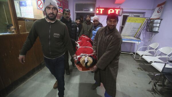 Kashmiri villagers and policemen carry the body of a Swedish skier who has been identified as 25-year-old Daniel Akesson inside a hospital in Tangmarg, near the tourist town of Gulmarg, Jammu and Kashmir, India, Thursday, Jan. 18, 2018 - Sputnik International
