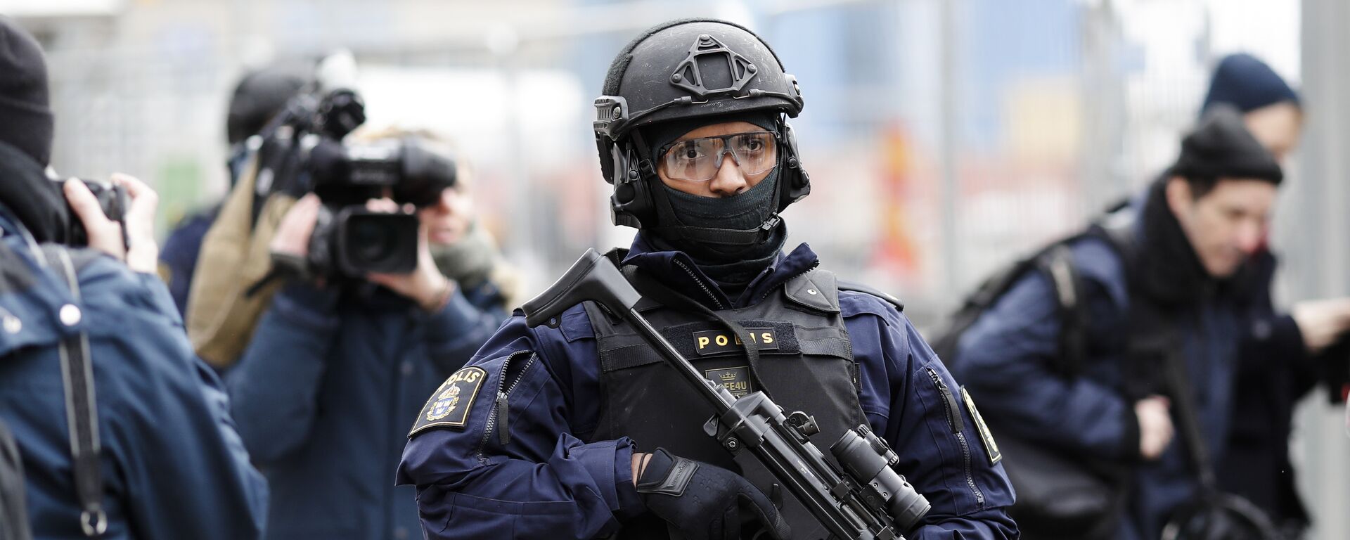 A special force police officer patrols near the department store Ahlens following a suspected terror attack on the Drottninggatan street in central Stockholm, Sweden, Saturday, April 8, 2017 - Sputnik International, 1920, 18.07.2022