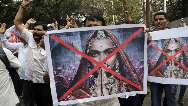People shouts slogans to demand ban on Bollywood movie Padmavat near the Central Board of Film Certification center in Mumbai, India - Sputnik International
