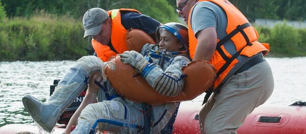 A picture taken on July 18, 2016 shows US astronaut Jeanette Epps taking part in a water landing simulation during her preflight training outside Moscow - Sputnik International