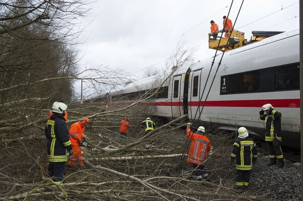 Rescue workers try to remove a tree from an ICE train of Deutsche Bahn stands on the rail track near Lamspringe between Hannover and Goettingen, Germany, Thursday, Jan. 18, 2018 - Sputnik International