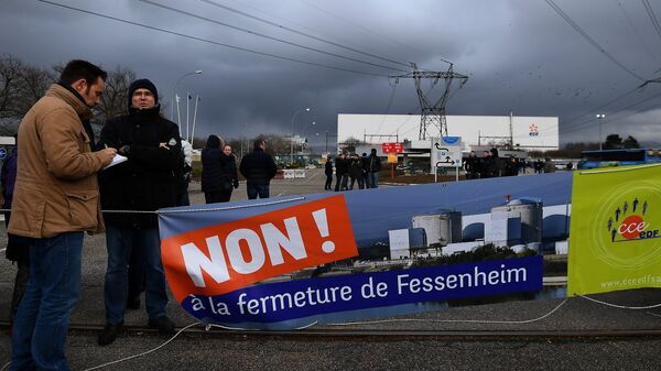 Workers demonstrate in front of the nuclear powerplant of Fessenheim, on January 19, 2018, to protest against the planned closure of plant, the country's oldest nuclear power plant - Sputnik International