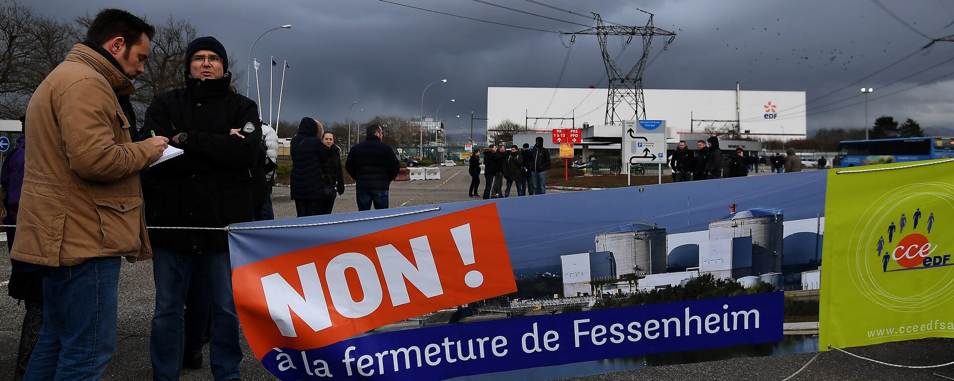 Workers demonstrate in front of the nuclear powerplant of Fessenheim, on January 19, 2018, to protest against the planned closure of plant, the country's oldest nuclear power plant - Sputnik International, 1920, 20.01.2018