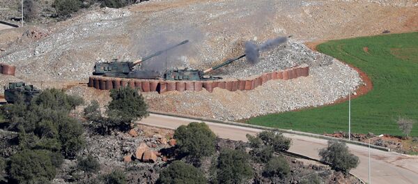 Turkish army howitzers fire from a military post on the Turkish-Syrian border in Hatay province, Turkey January 20, 2018 - Sputnik International