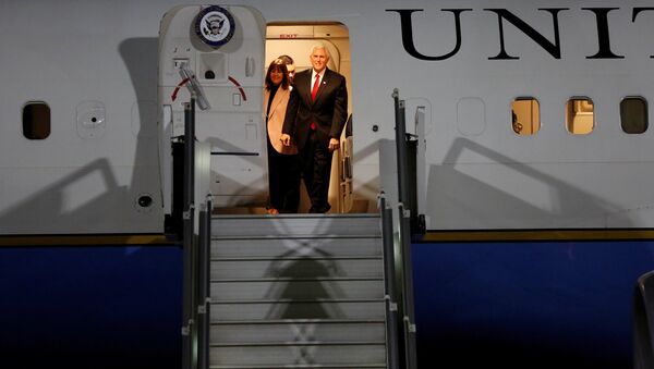 US Vice President Mike Pence and his wife Karen Pence arrive at Amman military airport, Jordan, January 20, 2018. - Sputnik International
