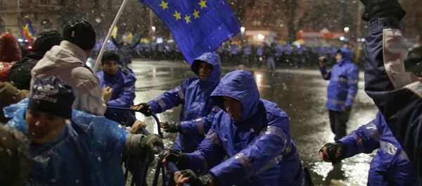 Protestors push barricades past police during a demonstration in Bucharest, Romania, January 20, 2018. - Sputnik International