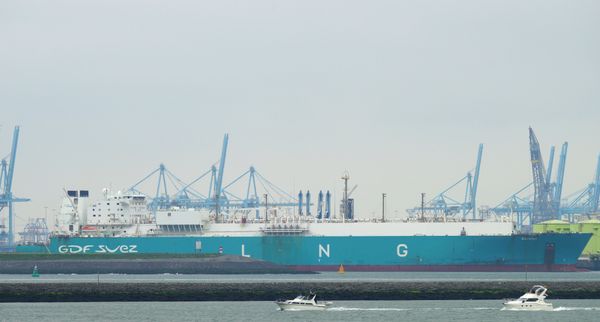 How Plummeting Oil Prices Can Help Russian Gas Stop US LNG Invasion of Europe - Sputnik International