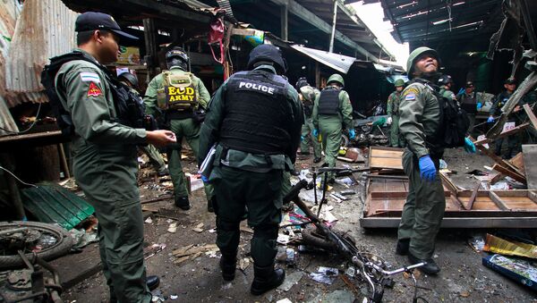 Military personnel and police officers inspect the site of a bomb attack at a market in the southern province of Yala, Thailand, January 22, 2018 - Sputnik International