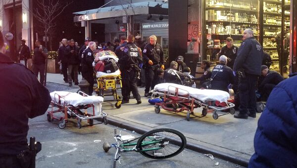 In this photo provided by David Markovich, police respond to the scene of a shooting Sunday, Jan. 21, 2018, in front of a liquor store adjacent to a Hyatt Hotel in midtown Manhattan - Sputnik International