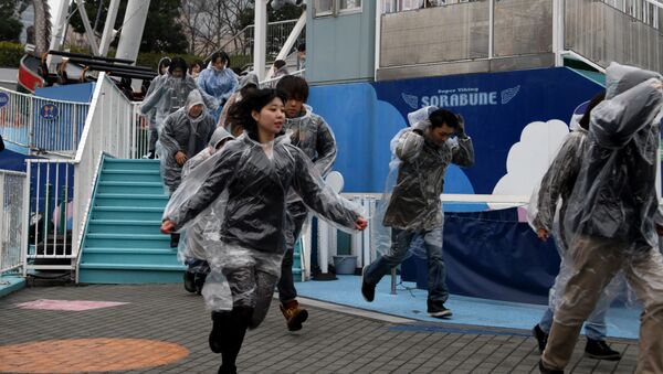 Amusement park visitors participate in an evacuation drill during a simulated emergency in the event of a ballistic missile launch, at the Tokyo Dome City attraction in Tokyo on January 22, 2018 - Sputnik International