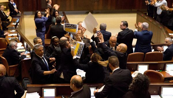 Ushers scuffle with members of the Joint Arab List who are holding signs in protest ahead of U.S. Vice President Mike Pence’s address to the Knesset, Israeli Parliament, in Jerusalem - Sputnik International